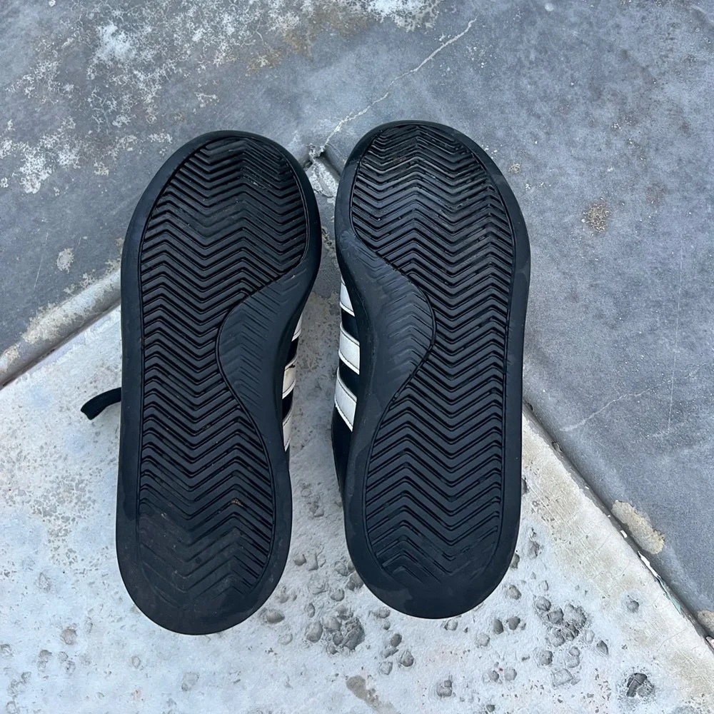 Adidas “Samba” OG sneakers in black leather with white stripes